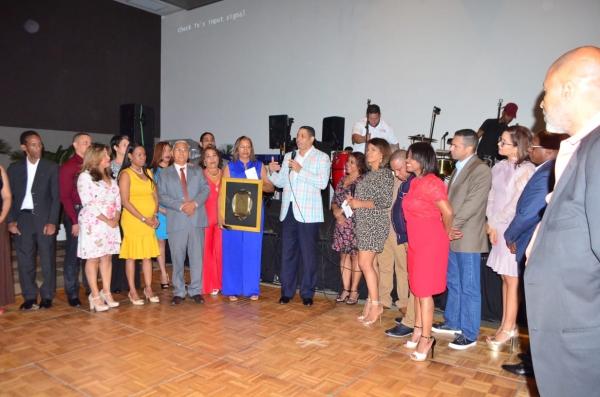 El director de ONDA recibe placa de reconocimiento de los empleados de ese organismo