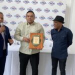 El-director-de-la-ONDA-muestra-la-placa-de-reconocimiento-entregada-scaled