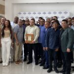 El-licenciado-Gonell-Cosme-junto-a-parte-de-los-artistas-que-asistieron-a-reconocer-su-labor-al-frente-de-la-ONDA