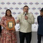 Valerio-de-Leon-Lucia-Castillo-y-Ramon-Orlando-acompanan-a-Gonell-Cosme-en-la-entrega-del-reconocimiento