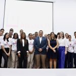 Al centro el direcor de la ONDA, junto a expositores y estudiantes de artes.