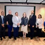 José Ruben Gonell Cosme, director general de la ONDA, y Lilly Acevedo, presidenta de ADOPI junto expositores y panelistas.