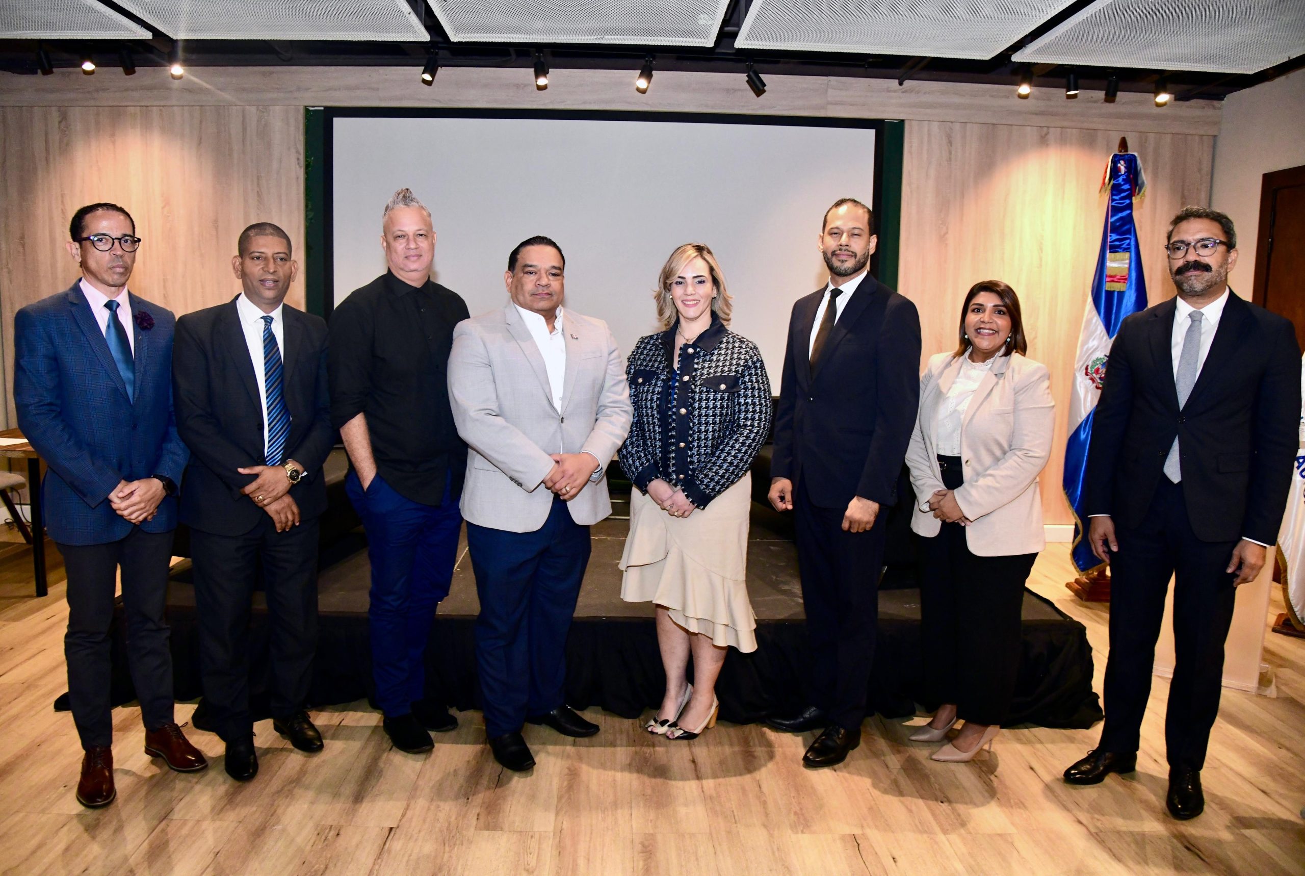 José Ruben Gonell Cosme, director general de la ONDA, y Lilly Acevedo, presidenta de ADOPI junto expositores y panelistas.