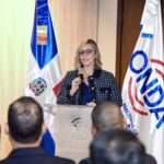 Lilly Acevedo, presidenta de ADOPI, da las palabras de bienvenidas a los participantes en el conversatorio.