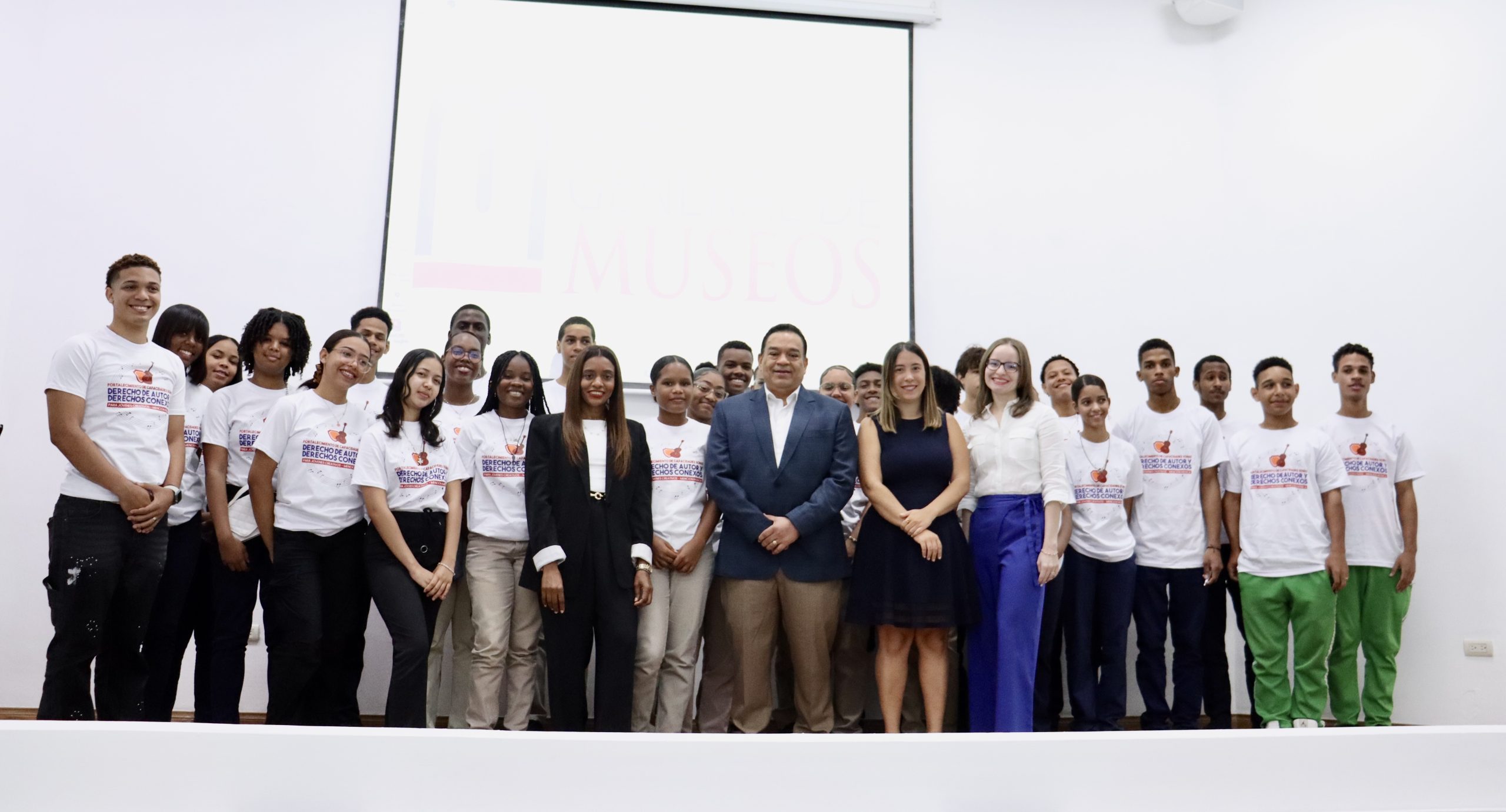 Al centro el direcor de la ONDA, junto a expositores y estudiantes de artes.