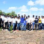Colaboradores de la ONDA realizan jornada de reforestación en la avenida Ecológica de Santo Domingo Este (1)