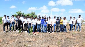 Colaboradores de la ONDA realizan jornada de reforestación en la avenida Ecológica de Santo Domingo Este (1)