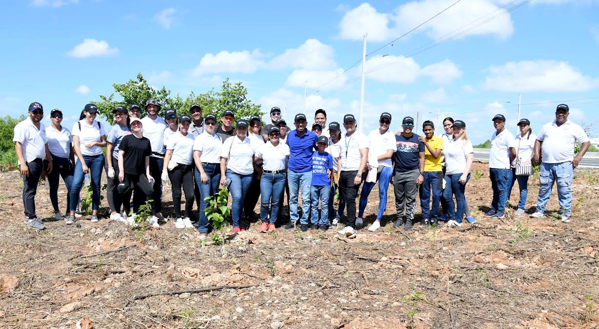 Colaboradores de la ONDA realizan jornada de reforestación en la avenida Ecológica de Santo Domingo Este (1)