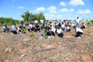 Colaboradores de la ONDA realizan jornada de reforestación en la avenida Ecológica de Santo Domingo Este (4)