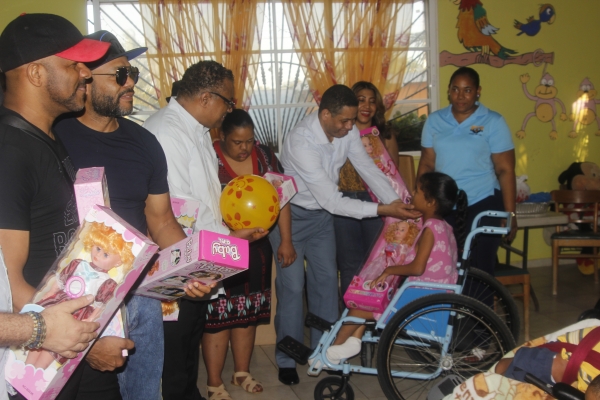 Director de la ONDA entrega juguetes en albergue de niños especiales