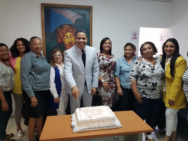Director de la ONDA felicita a las secretarias en su Día y comparte bizcocho con empleados del organismo