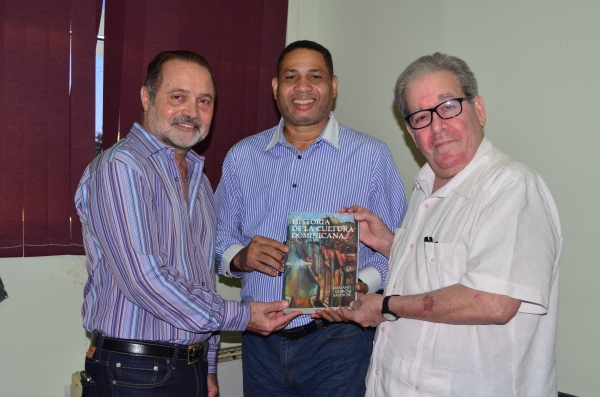 Director de la ONDA recibe valioso regalo de dos destacados actores dominicanos