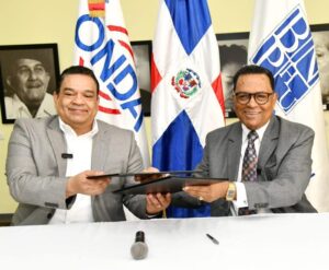 Directores de BNPHU y ONDA firman acuerdo para beneficiar a los escritores