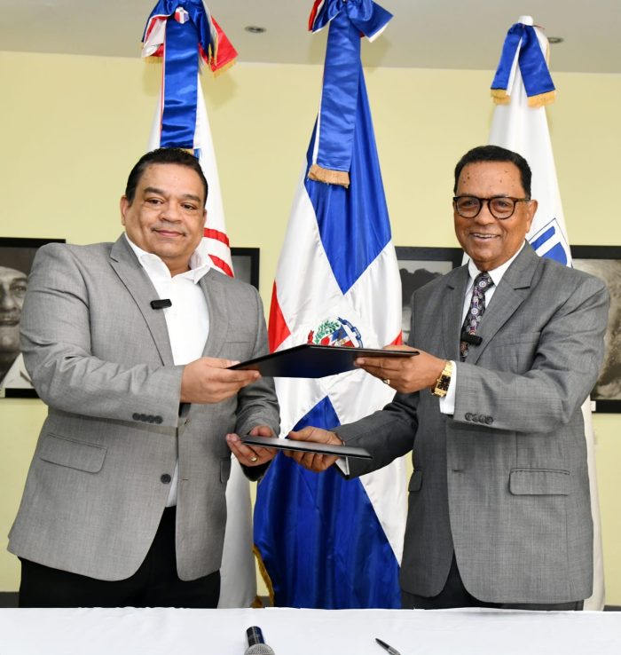 Directores de BNPHU y ONDA firman acuerdo para beneficiar a los escritores