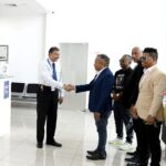 Eduard-Ramos-recibe-a-la-comitiva-de-Sgacedom