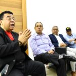 El-abogado-y-musico-Armando-Olivero-encargado-del-Departamento-de-Peritaje-ofrece-explicaciones-a-los-artistas-presentes-en-la-reunion
