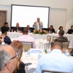 El director de la ONDA, Gonell Cosme, habla en el conversatorio con empresarios de La Romana.