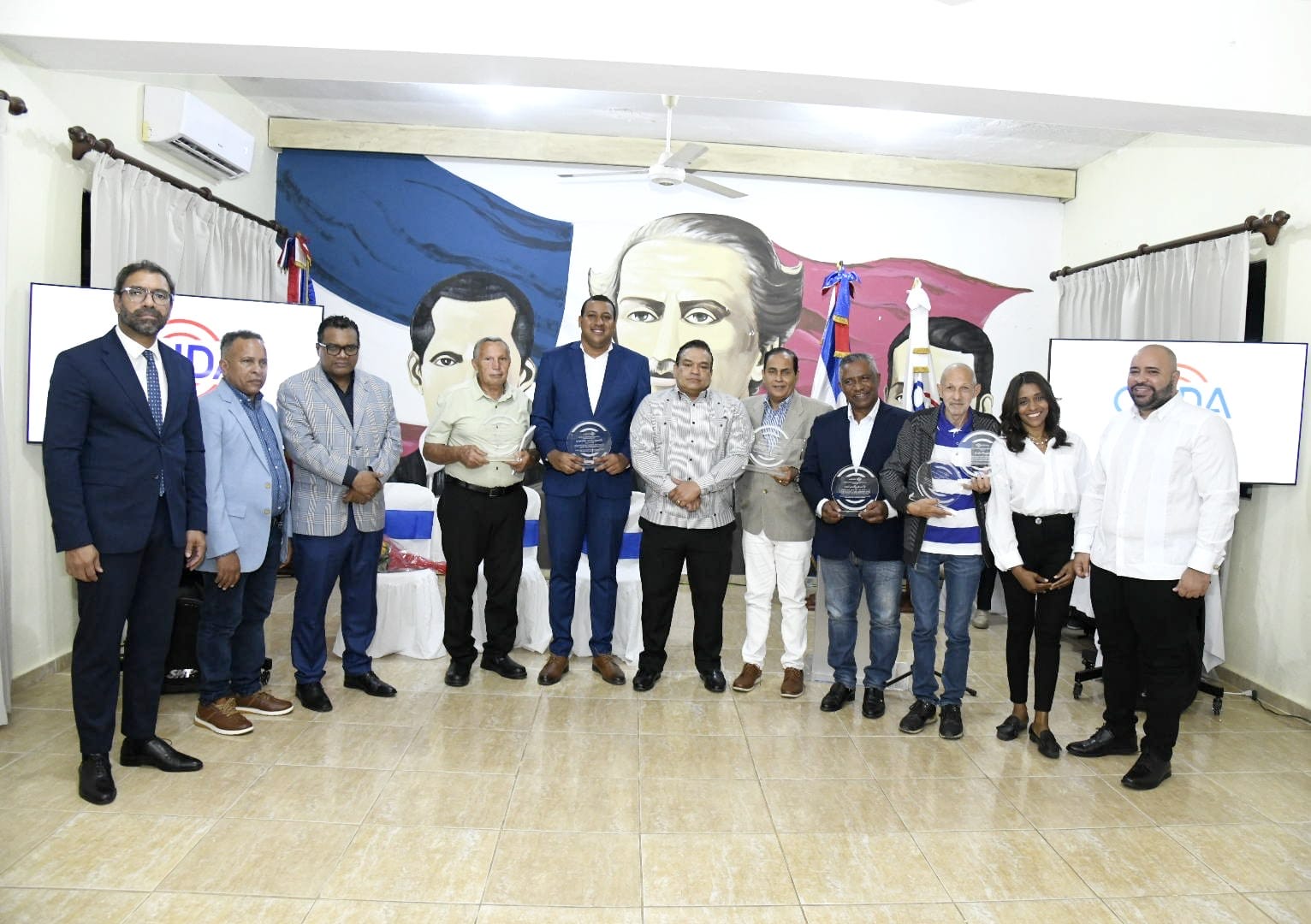 El-director-de-la-ONDA-y-el-alcalde-de-Cabrera-juntos-a-los-artistas-reconocidos-y-expositores