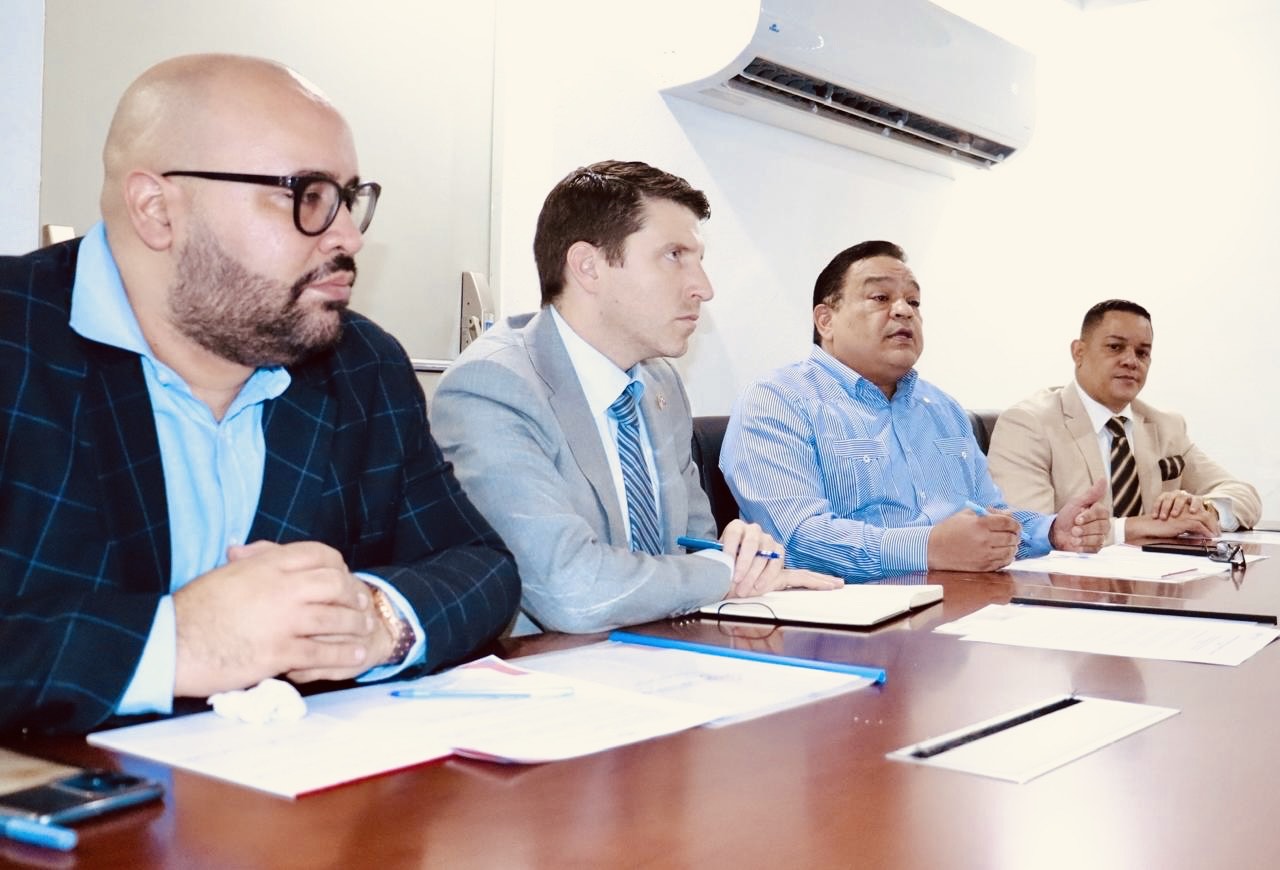 El director general de la ONDA, José Ruben Gonell Cosme, acompañado de Daniel Butterfoss, Melvin Peña y José Gregorio Tejeda