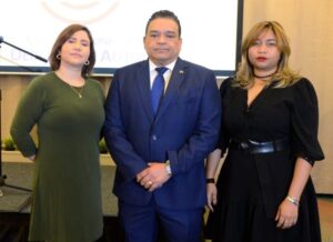 Los 27 primero formadores en derecho de autor graduados en diciembre del 2022.