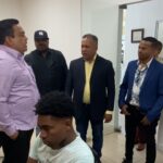 El-director-general-de-la-ONDA-conversa-con-autores-que-acudieron-a-registrar-sus-obras