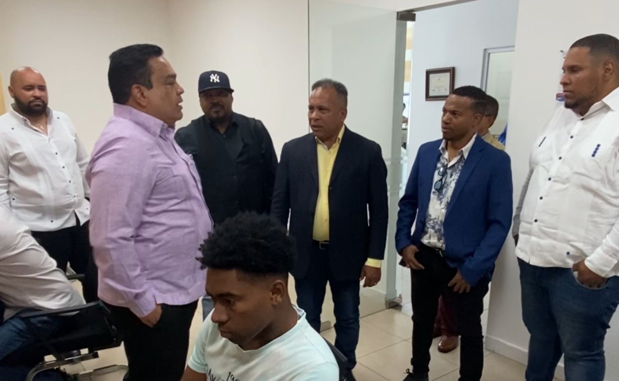 El-director-general-de-la-ONDA-conversa-con-autores-que-acudieron-a-registrar-sus-obras