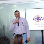 El licenciado Eduard Ramos da la bienvenida a los estudiantes de Punta Cana International School,