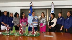 El-licenciado-Gonell-Cosme-recibe-el-reconocimiento-de-parte-de-licenciada-Melida-Pichardo-encargada-del-Departamento-de-Sistema-de-Integridad-700x394