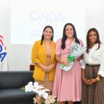 Elizabeht-Duran-y-Fanny-Suero-entregan-un-ramo-de-flores-a-la-expositora-invitada-Elaine-Acevedo.