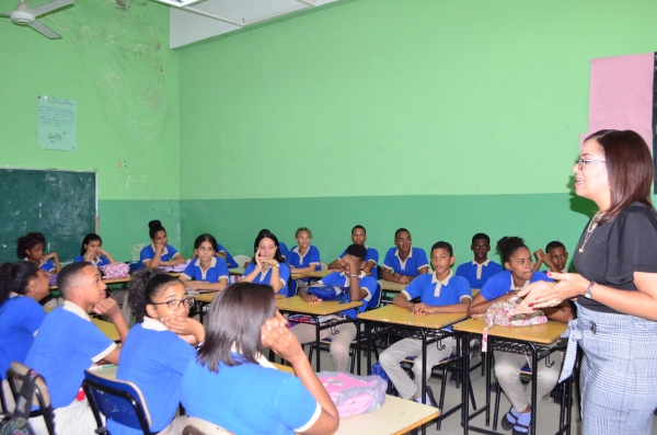 Funcionaria de la ONDA imparte charla sobre la importancia del derecho de autor en la economía