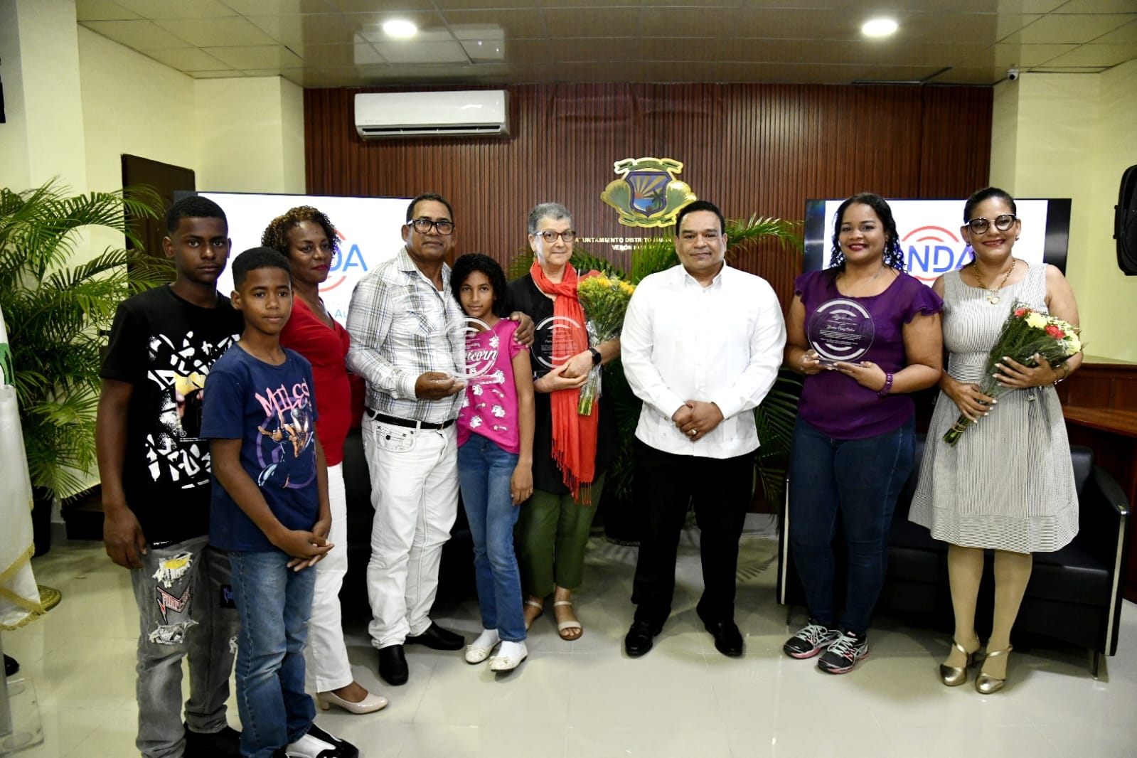 El director general de la ONDA, José Ruben Conell Cosme comparte con creadores de obras en el conversatorio sobre derecho de autor realizado en Verón, Punta Cana.