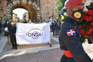Onda deposita ofrenda floral en conmemoración del 177 aniversario de la Independencia Nacional