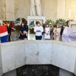 Onda deposita ofrenda floral en conmemoración del 177 aniversario de la Independencia Nacional