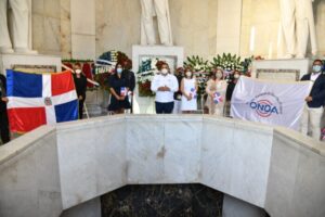 Onda deposita ofrenda floral en conmemoración del 177 aniversario de la Independencia Nacional
