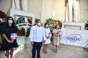 Onda deposita ofrenda floral en conmemoración del 177 aniversario de la Independencia Nacional