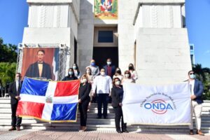Onda deposita ofrenda floral en conmemoración del 177 aniversario de la Independencia Nacional