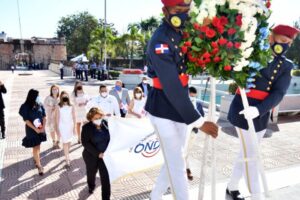 Onda deposita ofrenda floral en conmemoración del 177 aniversario de la Independencia Nacional