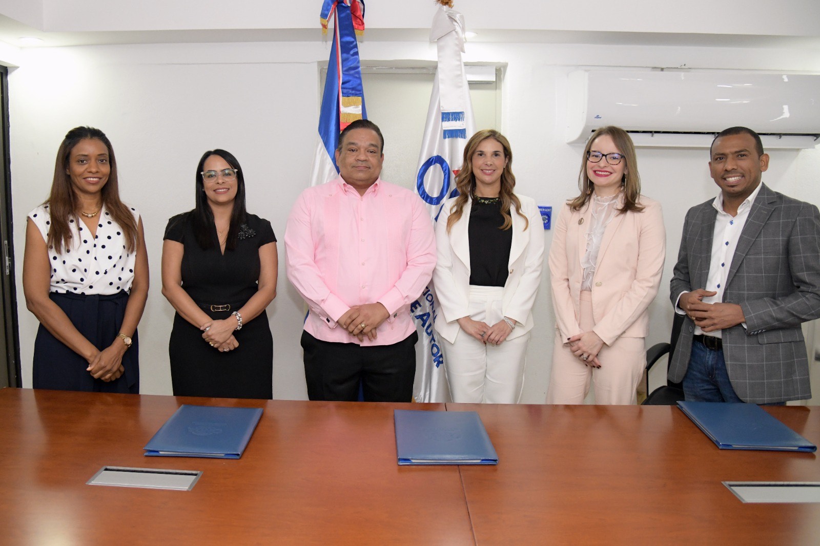 La firma del acuerdo de la ONDA con ADOPI fue encabezado por ejecutivos de ambas entidades.