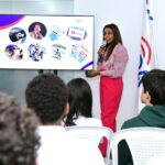 La licenciada Fanny Suero dirige el conversatorio para estudiantes de Punta Cana International School.