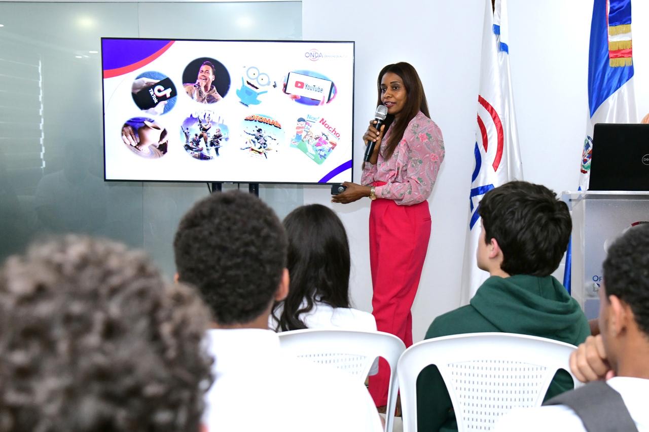 La licenciada Fanny Suero dirige el conversatorio para estudiantes de Punta Cana International School.