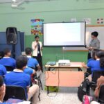Las-facilitadoras-Esmerlin-Feliz-y-Manuela-Cruz-hablan-a-los-estudiantes.