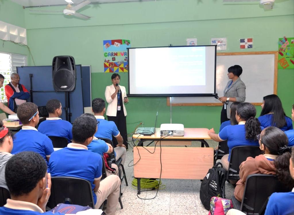 Las-facilitadoras-Esmerlin-Feliz-y-Manuela-Cruz-hablan-a-los-estudiantes.