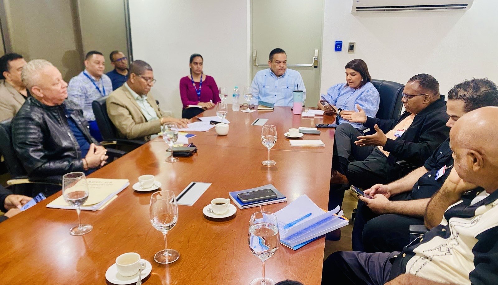 Los directivos de Sociedades de Gestión Colectiva reunidos con el director de la ONDA.