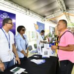 Personal-de-la-ONDA-ofrece-orientacion-a-asistente-al-Congreso-Naranja