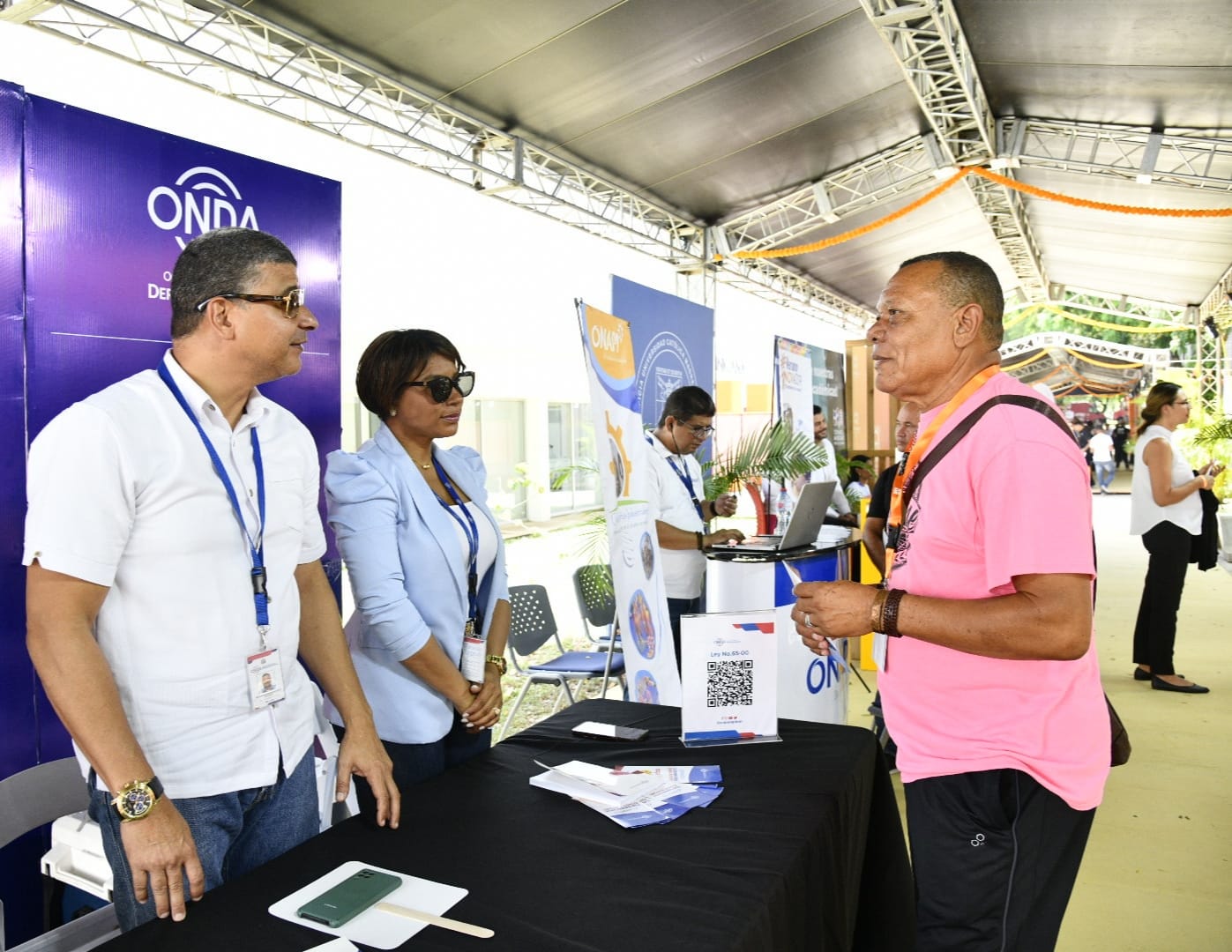 Personal-de-la-ONDA-ofrece-orientacion-a-asistente-al-Congreso-Naranja