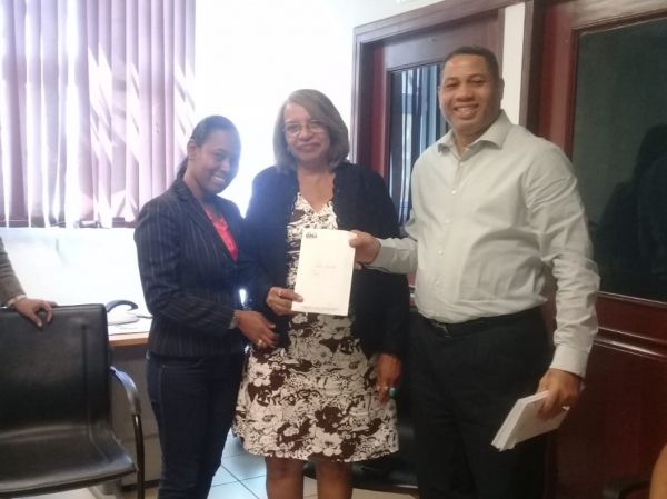 Trajano Santana entrega carnets del seguro médico a los empleados de la ONDA