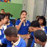 Una-estudiantes-formula-una-pregunta-durante-la-sesion.