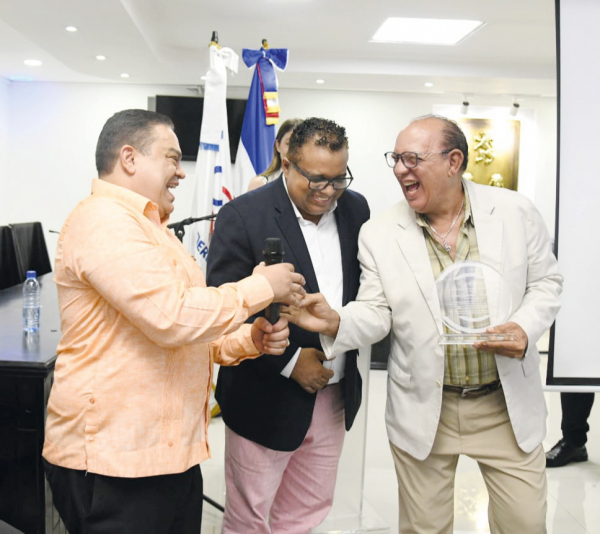 Higüey; conversatorio sobre derecho de autor concluye con un inesperado reconociendo a Chucky Acosta