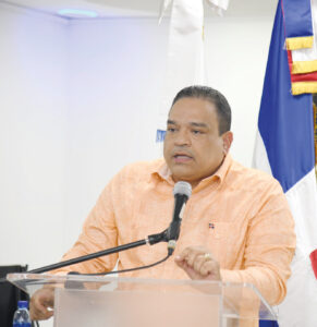 Higüey; conversatorio sobre derecho de autor concluye con un inesperado reconociendo a Chucky Acosta