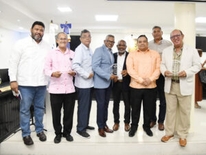 Higüey; conversatorio sobre derecho de autor concluye con un inesperado reconociendo a Chucky Acosta